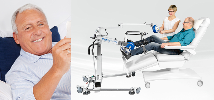 Sie sehen einen Dialysepatienten auf der Liege. Eine Krankenschwester weist ihn in das Training mit dem MOTOmed letto2 ein.