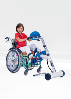 Hier sehen Sie ein Kind im Rollstuhl das am Kindergerät MOTOmed gracile12 trainiert.