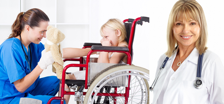Se ve una niña pequeña en una silla de ruedas roja. Delante de la silla de ruedas una cuidadora profesional esta arrodillada. Tiene un osito de peluche en la mano y anima una paciente pequeña.